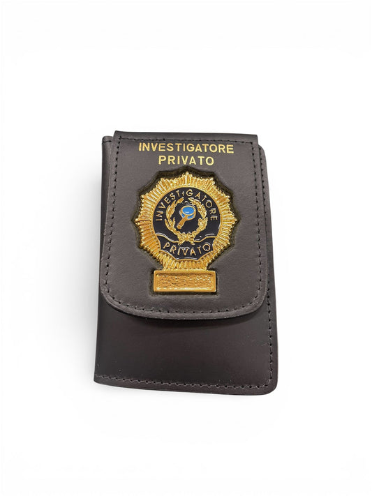Portafoglio con placca investigatore privato.
